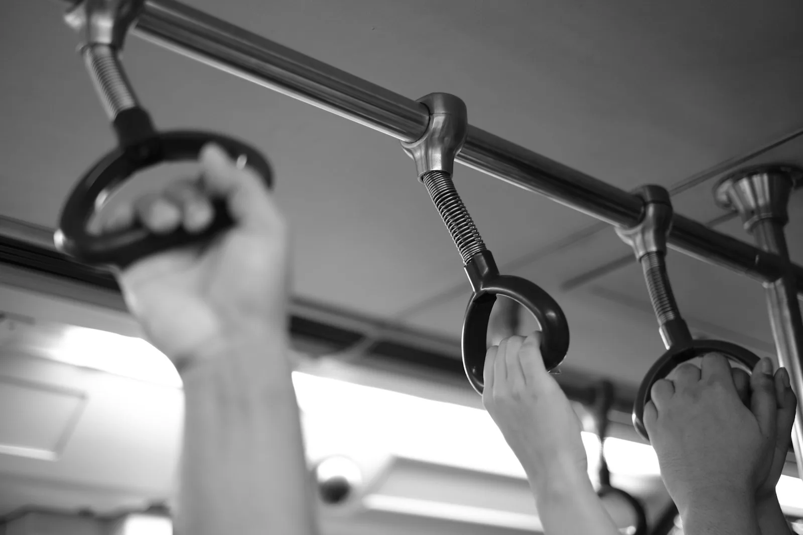 Hand drückt ein Dynamometer zur Messung der Handkraft
