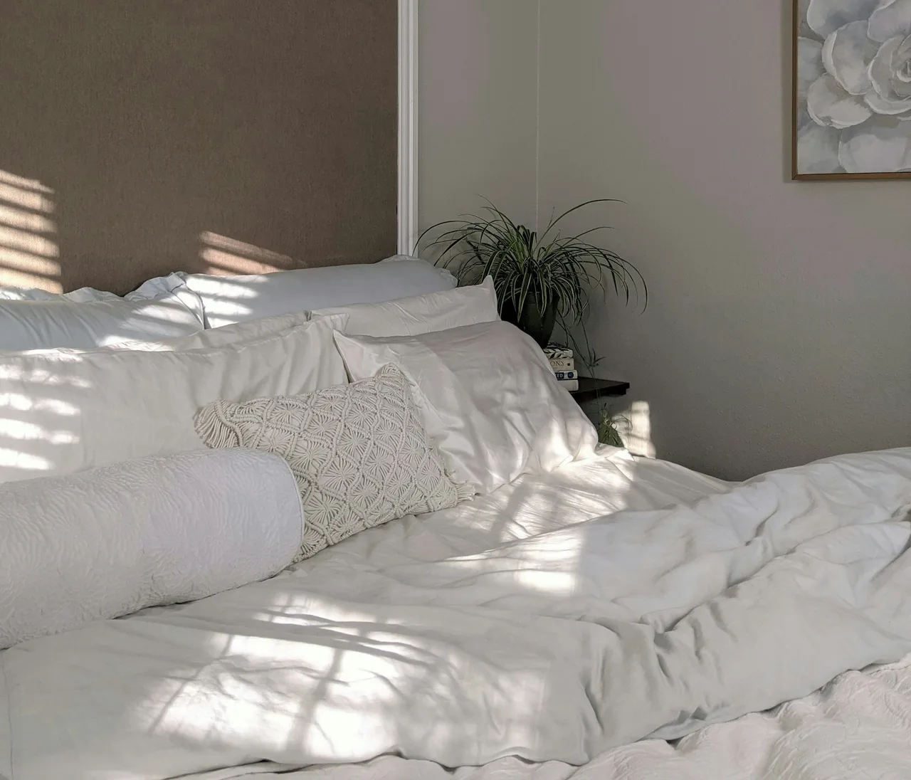 Ein Schlafzimmer im sanften Morgenlicht, das erholsamen Schlaf andeutet