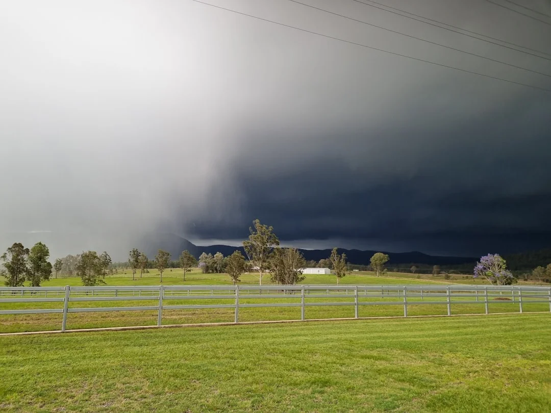 Dunkle Gewitterwolken über der Landschaft bei aufziehender Front
