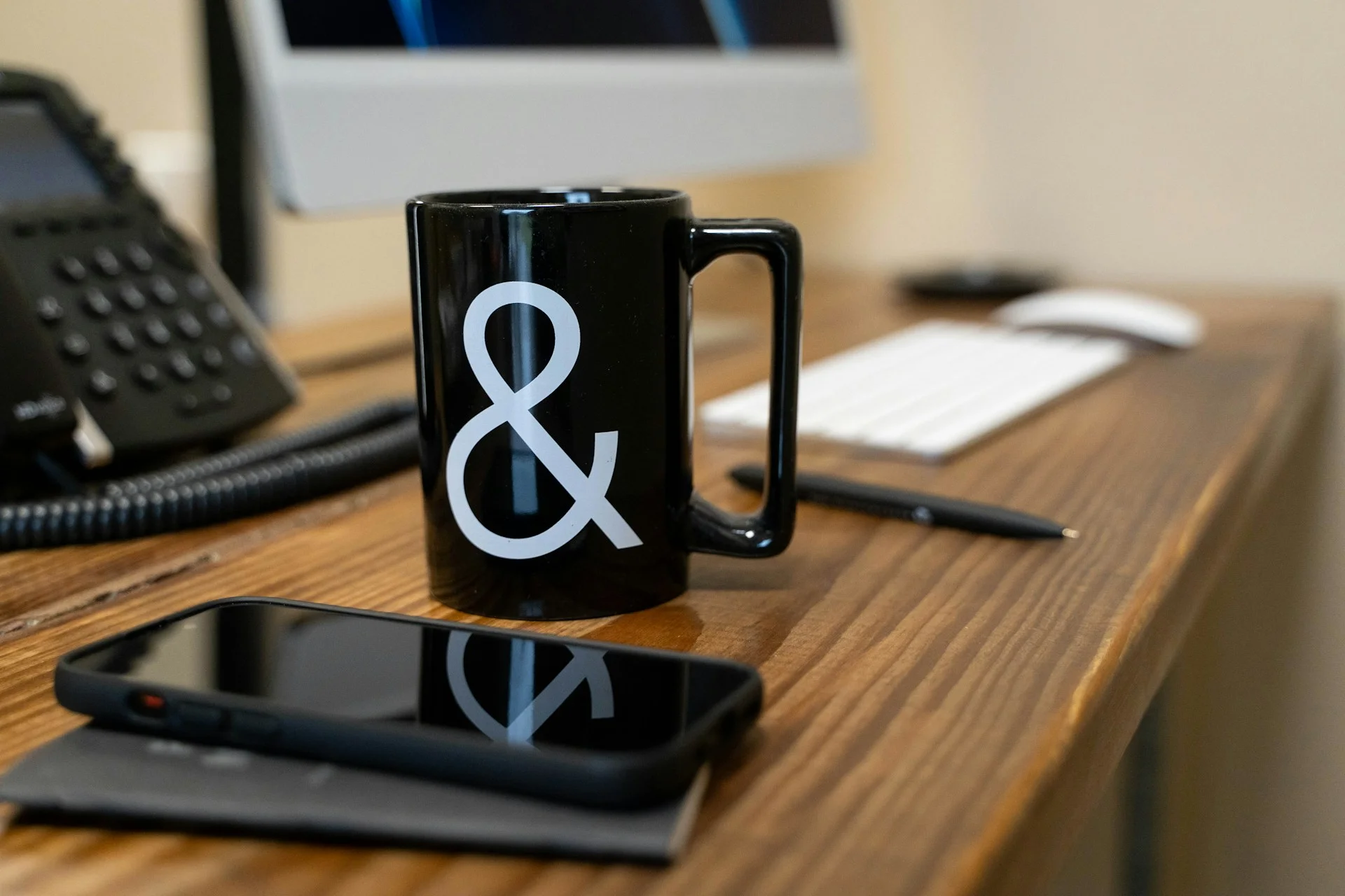 Kaffeetasse und Schreibtisch, Mittagsproduktivität