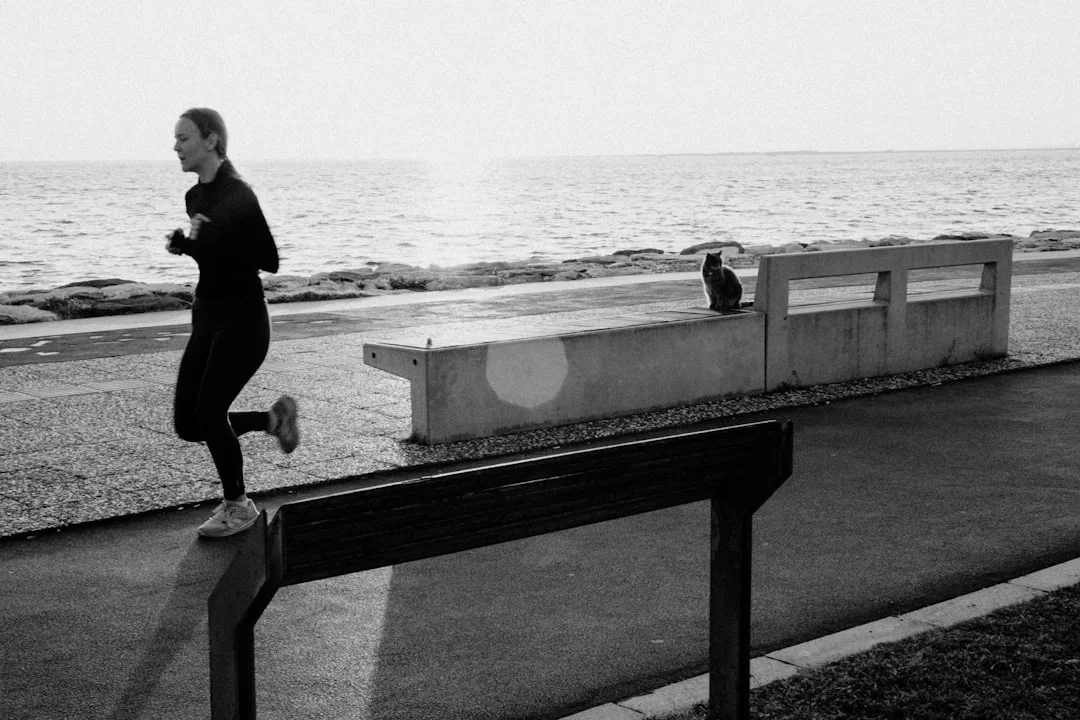 Person misst Herzfrequenz am Handgelenk am Morgen