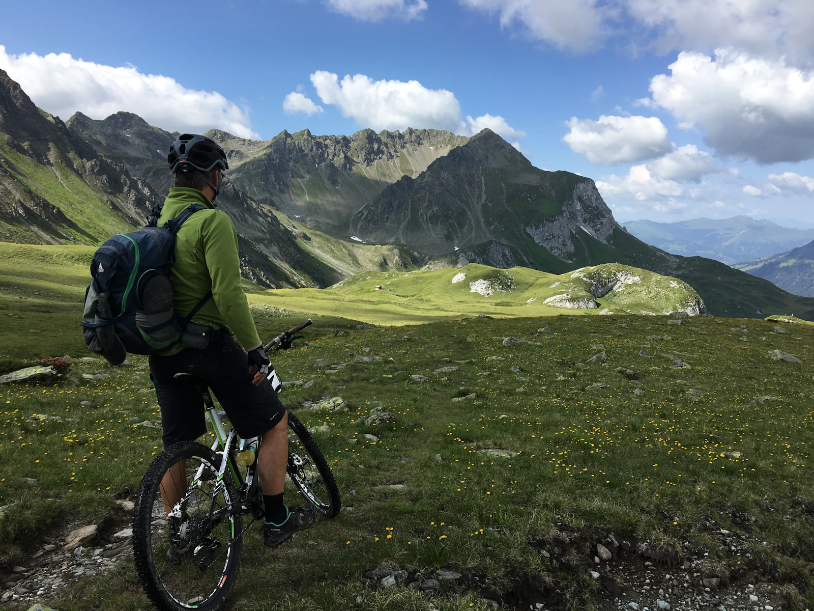 Radfahrer bei der Auffahrt zu einem Bergpass im Ausdauereinsatz