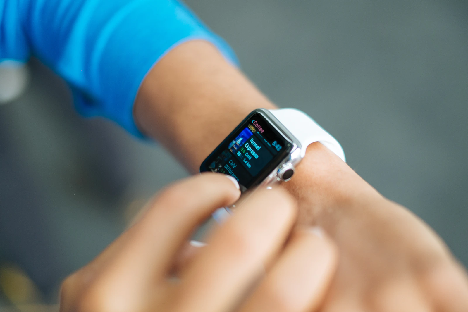 Smartwatch zeigt die Herzfrequenz am Handgelenk an