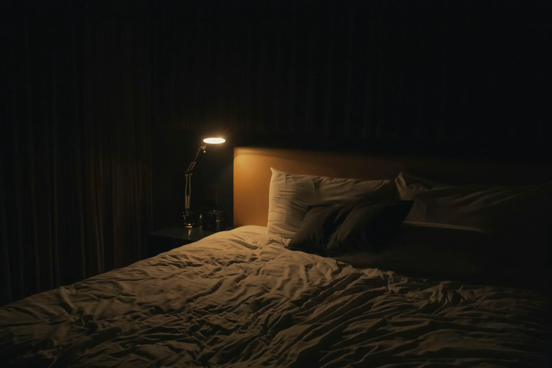 Calm bedroom with soft lighting conducive to a stable sleep rhythm