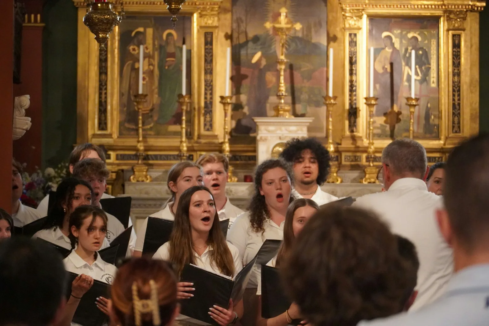 Groupe de choristes chantant ensemble lors d'une répétition