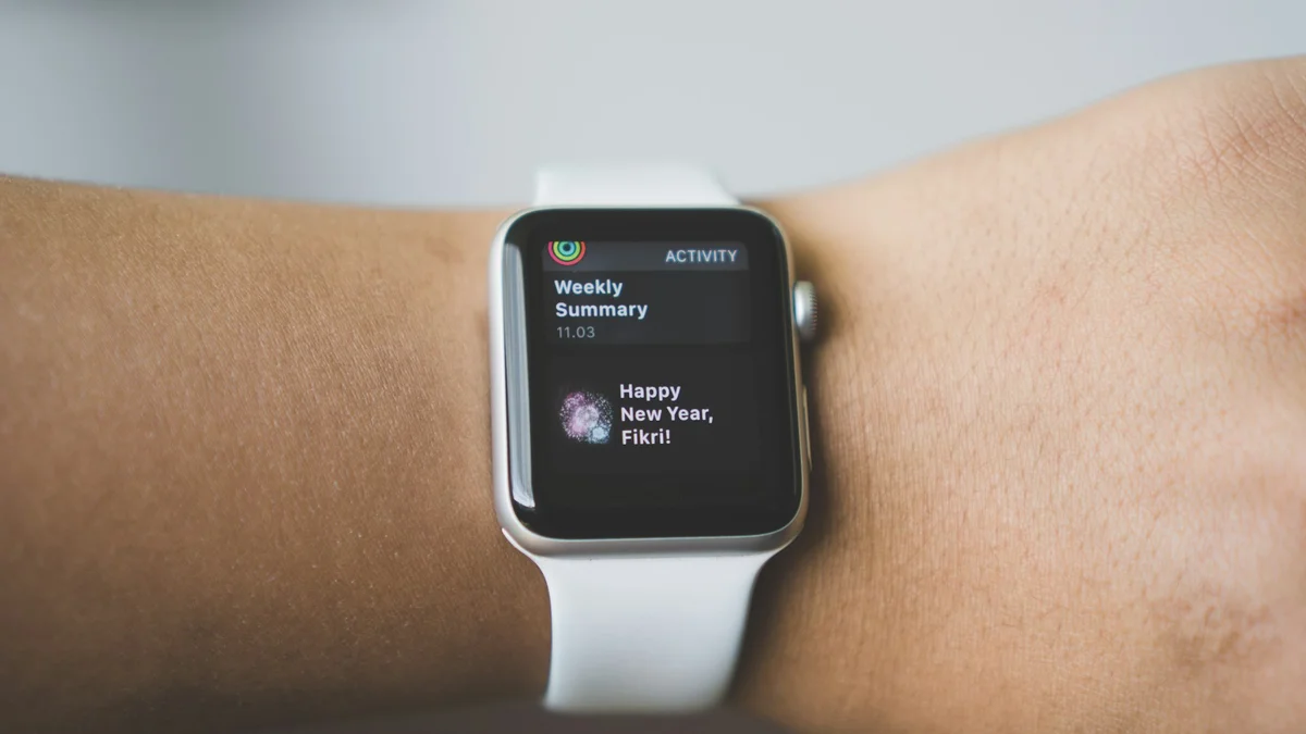 Personne portant une montre connectée Apple Watch pour le suivi de santé