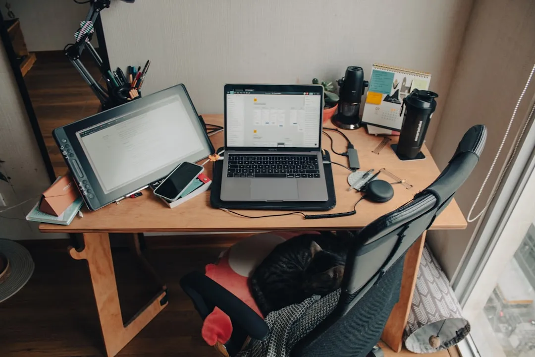 Personne au bureau, pause dans le travail concentré