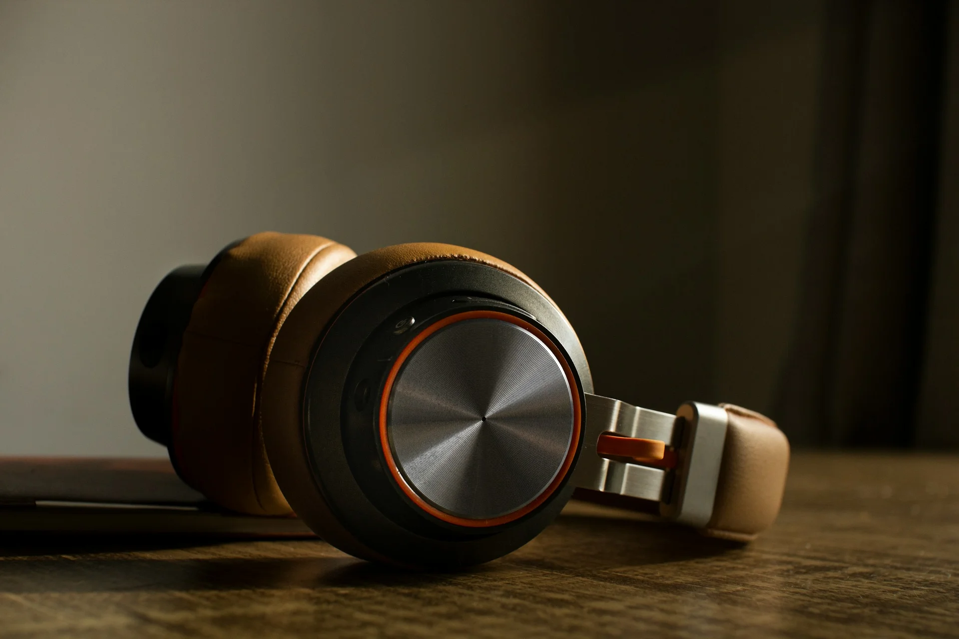 Casque audio posé sur une table en bois