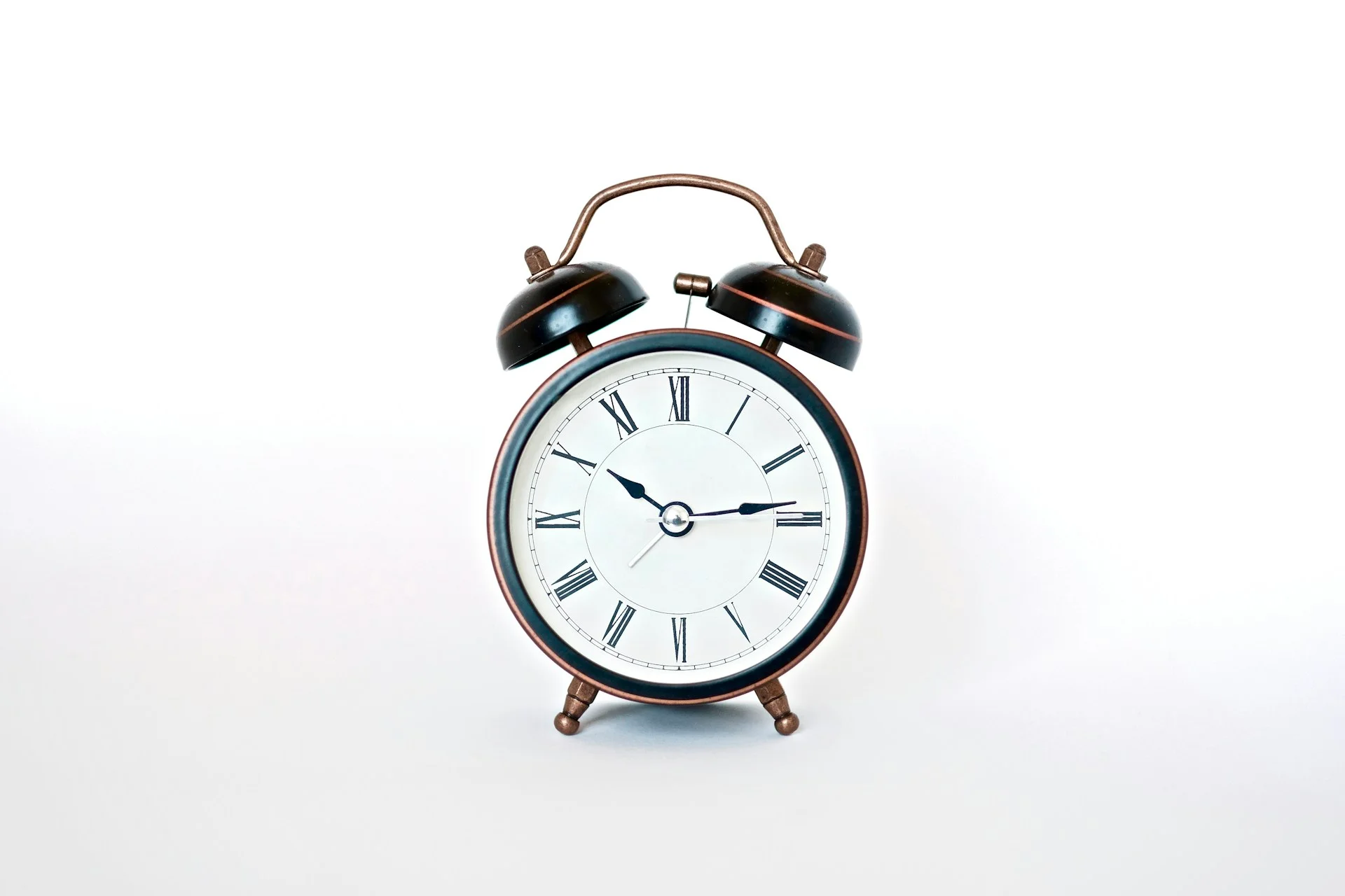 Réveil sur une table de nuit indiquant une heure de coucher régulière
