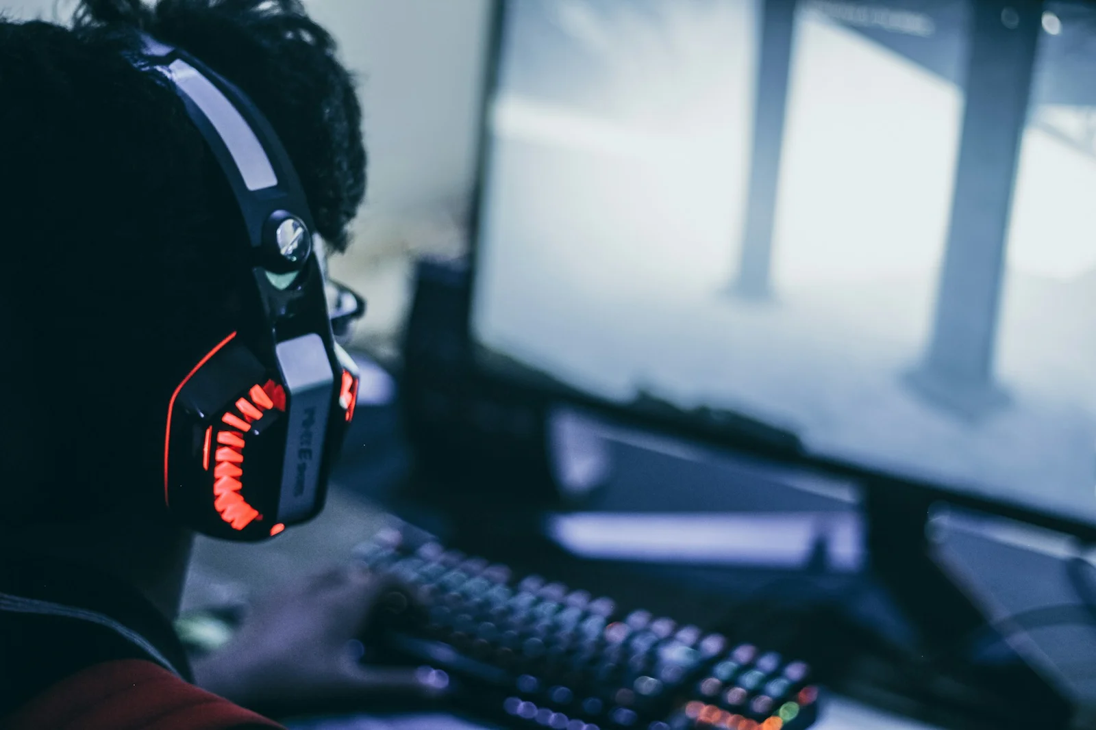 Joueur d'esport concentré devant son écran en compétition