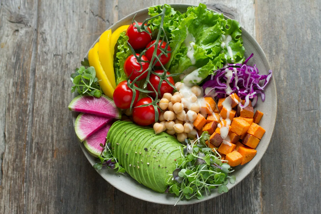 Légumes frais et colorés disposés dans un saladier, illustrant une alimentation de qualité